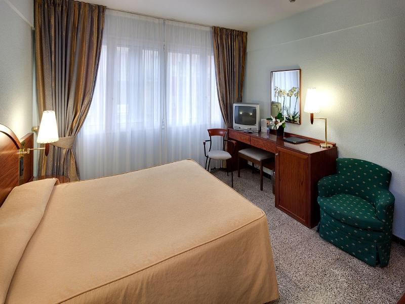 Hotel Gaudi Reus Ngoại thất bức ảnh