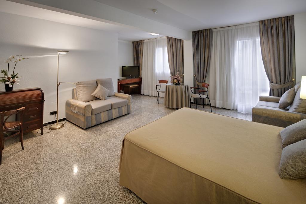 Hotel Gaudi Reus Ngoại thất bức ảnh